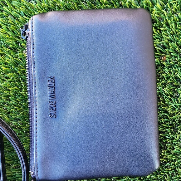 Steve Madden Black Bagata Crossbody And Wristlet. - Picture 13 of 16